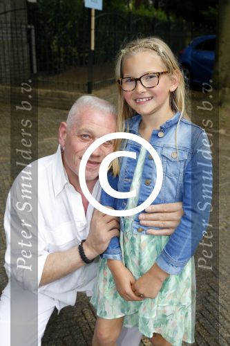 Blaricum 14 juni 2015
Rene Froger heeft een surprise feestje voor zijn vrouw Natasja georganiseerd voor haar 50e verjaardag. Het feest vindt plaats in de tuin van hun huis. Charlie Janssen met kleindochter Charlie