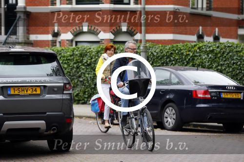 Amsterdam 20 juni 2015  
Chazia Mourali en haar man Mark Schroder op de fiets in amsterdam.