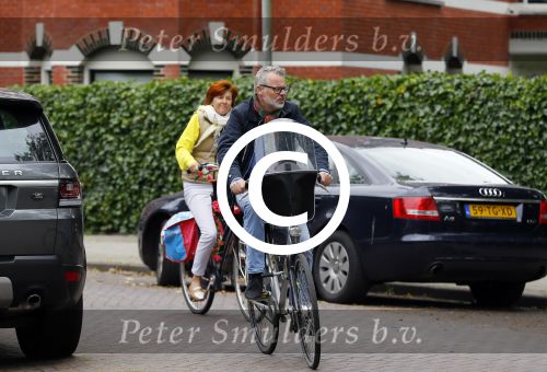Amsterdam 20 juni 2015  
Chazia Mourali en haar man Mark Schroder op de fiets in amsterdam.
