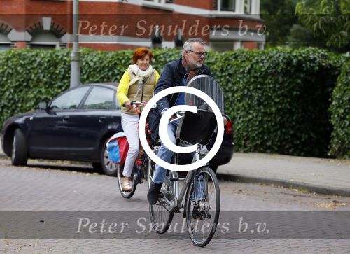 Amsterdam 20 juni 2015  
Chazia Mourali en haar man Mark Schroder op de fiets in amsterdam.