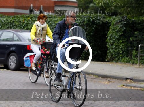 Amsterdam 20 juni 2015  
Chazia Mourali en haar man Mark Schroder op de fiets in amsterdam.