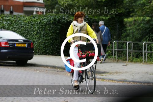 Amsterdam 20 juni 2015  
Chazia Mourali en haar man Mark Schroder op de fiets in amsterdam.