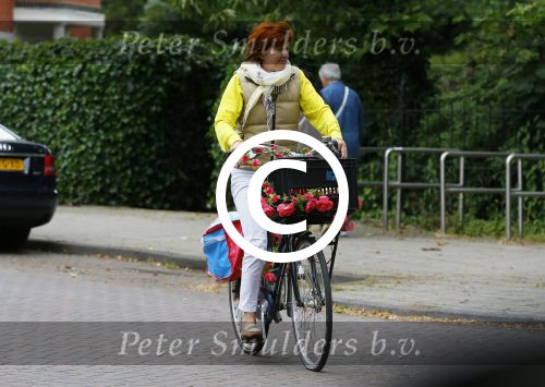 Amsterdam 20 juni 2015  
Chazia Mourali en haar man Mark Schroder op de fiets in amsterdam.