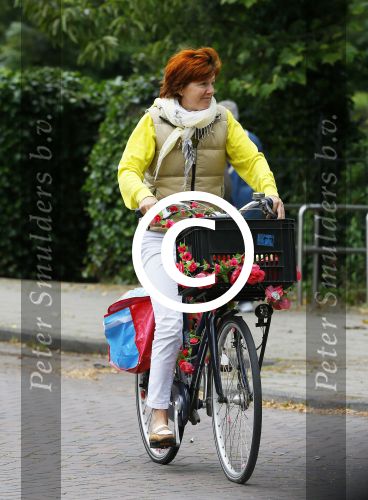 Amsterdam 20 juni 2015  
Chazia Mourali en haar man Mark Schroder op de fiets in amsterdam.