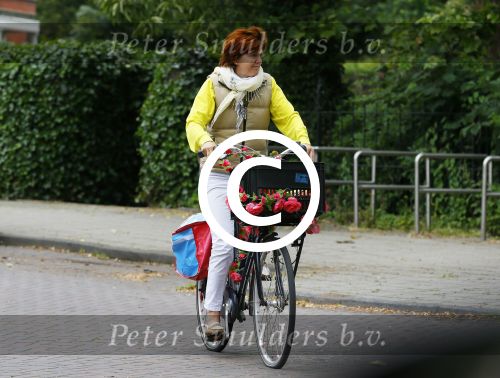 Amsterdam 20 juni 2015  
Chazia Mourali en haar man Mark Schroder op de fiets in amsterdam.