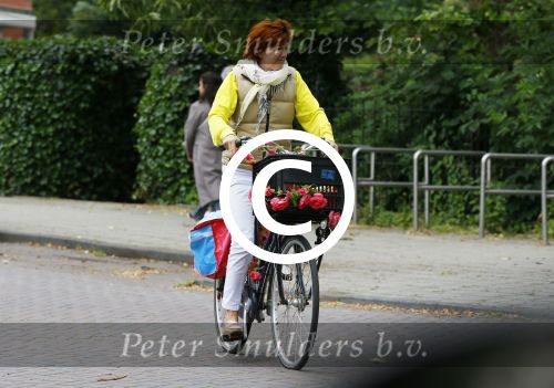 Amsterdam 20 juni 2015  
Chazia Mourali en haar man Mark Schroder op de fiets in amsterdam.