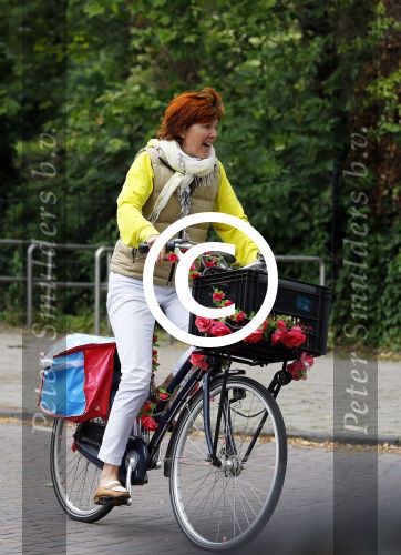 Amsterdam 20 juni 2015  
Chazia Mourali en haar man Mark Schroder op de fiets in amsterdam.