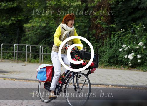 Amsterdam 20 juni 2015  
Chazia Mourali en haar man Mark Schroder op de fiets in amsterdam.