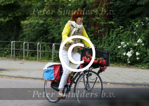 Amsterdam 20 juni 2015  
Chazia Mourali en haar man Mark Schroder op de fiets in amsterdam.