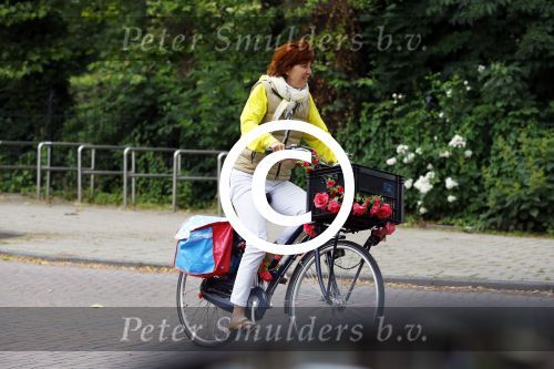 Amsterdam 20 juni 2015  
Chazia Mourali en haar man Mark Schroder op de fiets in amsterdam.