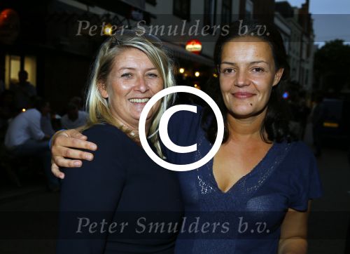 Den Haag 16 juli 2015
Verjaardagsfeestje Frits Huffnagel in Den Haag. Claudia Duinisveld met een vriendin