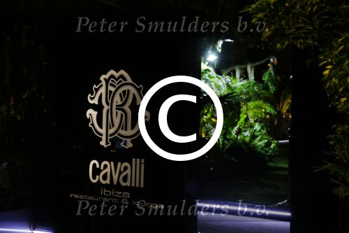 ibiza 7 augustus 2015
Maurice Mobetie (Momo) de ex vriend van Sylvie Meis wordt geintervieuwd voor het duitse blad Gala in zijn club Cavalli ibiza