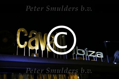 ibiza 7 augustus 2015
Maurice Mobetie (Momo) de ex vriend van Sylvie Meis wordt geintervieuwd voor het duitse blad Gala in zijn club Cavalli ibiza