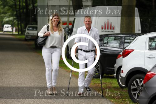 Blaricum 14 juni 2015
Rene Froger heeft een surprise feestje voor zijn vrouw Natasja georganiseerd voor haar 50e verjaardag. Het feest vindt plaats in de tuin van hun huis. Dave Heijnerman (op krukken)met vriendin