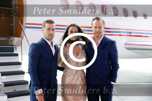 Schiphol OOst 18 juni 2015
Presentatie cast the bodyguard met in de hoofdrollen Romy Monteiro Carolina Dijkhuizen Mark v Eeuwen en Dave Mantel. Albert Verlinde is de producent namens Stage entertainment.
Ze arriveren in het nieuwe prive vliegtuig van John de Mol op schiphol OOst