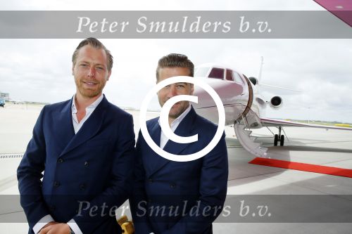 Schiphol OOst 18 juni 2015
Presentatie cast the bodyguard met in de hoofdrollen Romy Monteiro Carolina Dijkhuizen Mark v Eeuwen en Dave Mantel. Albert Verlinde is de producent namens Stage entertainment.
Ze arriveren in het nieuwe prive vliegtuig van John de Mol op schiphol OOst
