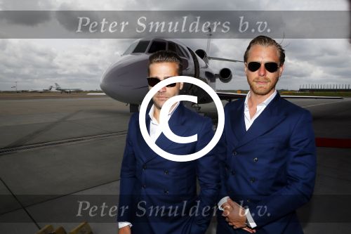 Schiphol OOst 18 juni 2015
Presentatie cast the bodyguard met in de hoofdrollen Romy Monteiro Carolina Dijkhuizen Mark v Eeuwen en Dave Mantel. Albert Verlinde is de producent namens Stage entertainment.
Ze arriveren in het nieuwe prive vliegtuig van John de Mol op schiphol OOst