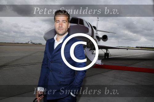 Schiphol OOst 18 juni 2015
Presentatie cast the bodyguard met in de hoofdrollen Romy Monteiro Carolina Dijkhuizen Mark v Eeuwen en Dave Mantel. Albert Verlinde is de producent namens Stage entertainment.
Ze arriveren in het nieuwe prive vliegtuig van John de Mol op schiphol OOst