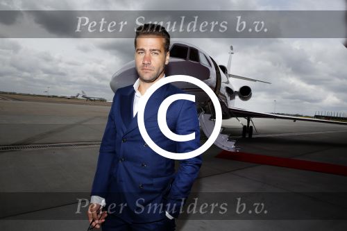 Schiphol OOst 18 juni 2015
Presentatie cast the bodyguard met in de hoofdrollen Romy Monteiro Carolina Dijkhuizen Mark v Eeuwen en Dave Mantel. Albert Verlinde is de producent namens Stage entertainment.
Ze arriveren in het nieuwe prive vliegtuig van John de Mol op schiphol OOst