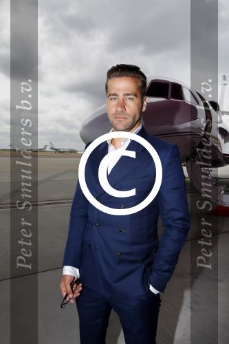 Schiphol OOst 18 juni 2015
Presentatie cast the bodyguard met in de hoofdrollen Romy Monteiro Carolina Dijkhuizen Mark v Eeuwen en Dave Mantel. Albert Verlinde is de producent namens Stage entertainment.
Ze arriveren in het nieuwe prive vliegtuig van John de Mol op schiphol OOst