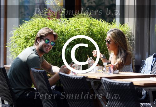Amsterdam 17 juli 2015
Dave Roelvink met een dame waarvan Dave zegt dat het zijn manager is.