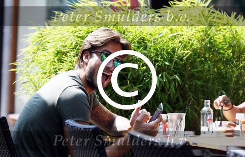 Amsterdam 17 juli 2015
Dave Roelvink met een dame waarvan Dave zegt dat het zijn manager is.
