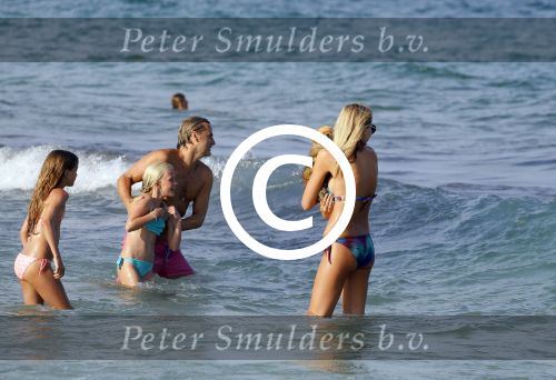 ibiza 29 juli 2015
Wendy v Dijk met Sem Lizzy haar moeder en man Erland Galjaard en zijn kinderen uit eerste huwelijk op strand van Coco beach. Herman den Blijker zijn zoon en vrouw alsmede John Ewbank dochter Day en Kelly Weekers zijn ook aanwezig