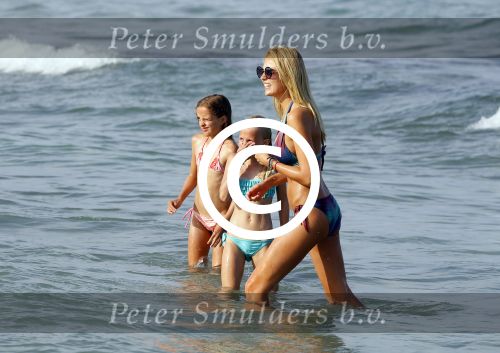 ibiza 29 juli 2015
Wendy v Dijk met Sem Lizzy haar moeder en man Erland Galjaard en zijn kinderen uit eerste huwelijk op strand van Coco beach. Herman den Blijker zijn zoon en vrouw alsmede John Ewbank dochter Day en Kelly Weekers zijn ook aanwezig