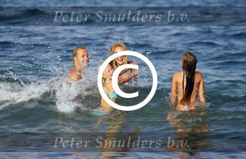 ibiza 29 juli 2015
Wendy v Dijk met Sem Lizzy haar moeder en man Erland Galjaard en zijn kinderen uit eerste huwelijk op strand van Coco beach. Herman den Blijker zijn zoon en vrouw alsmede John Ewbank dochter Day en Kelly Weekers zijn ook aanwezig