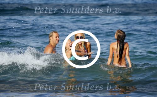 ibiza 29 juli 2015
Wendy v Dijk met Sem Lizzy haar moeder en man Erland Galjaard en zijn kinderen uit eerste huwelijk op strand van Coco beach. Herman den Blijker zijn zoon en vrouw alsmede John Ewbank dochter Day en Kelly Weekers zijn ook aanwezig