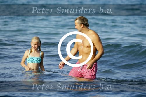 ibiza 29 juli 2015
Wendy v Dijk met Sem Lizzy haar moeder en man Erland Galjaard en zijn kinderen uit eerste huwelijk op strand van Coco beach. Herman den Blijker zijn zoon en vrouw alsmede John Ewbank dochter Day en Kelly Weekers zijn ook aanwezig