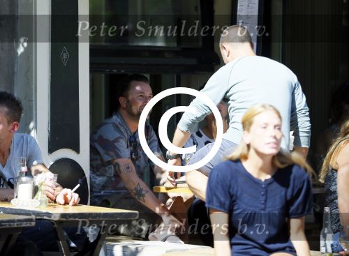 Amsterdam 10 juli 2015
Dennis Weening met een vriendin op terras.