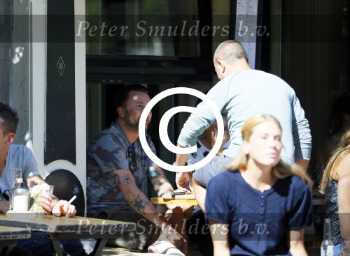 Amsterdam 10 juli 2015
Dennis Weening met een vriendin op terras.