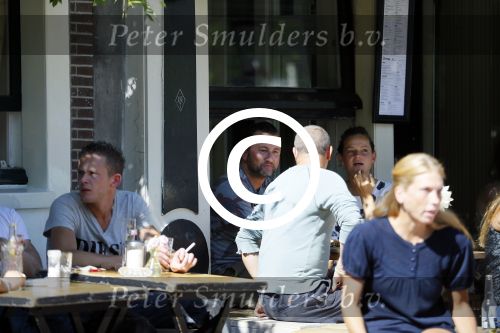 Amsterdam 10 juli 2015
Dennis Weening met een vriendin op terras.