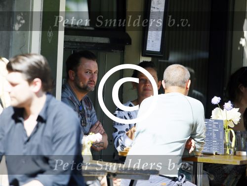 Amsterdam 10 juli 2015
Dennis Weening met een vriendin op terras.