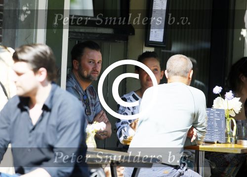 Amsterdam 10 juli 2015
Dennis Weening met een vriendin op terras.