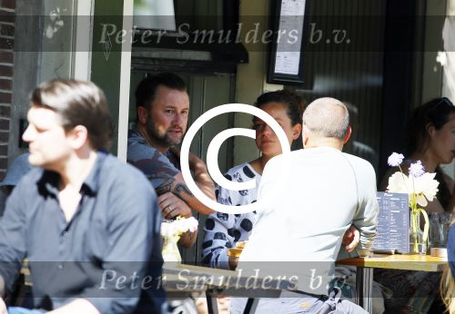 Amsterdam 10 juli 2015
Dennis Weening met een vriendin op terras.