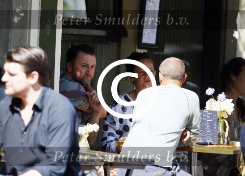 Amsterdam 10 juli 2015
Dennis Weening met een vriendin op terras.