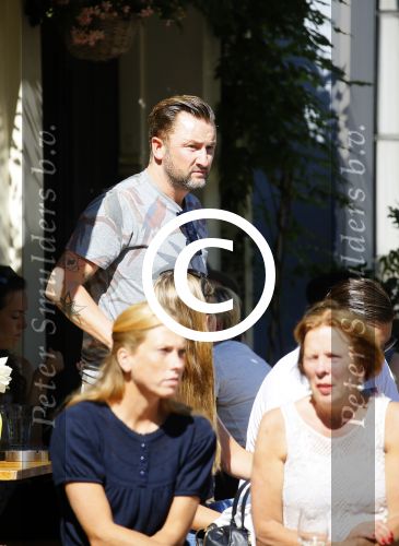 Amsterdam 10 juli 2015
Dennis Weening met een vriendin op terras.