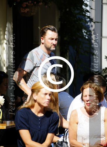 Amsterdam 10 juli 2015
Dennis Weening met een vriendin op terras.