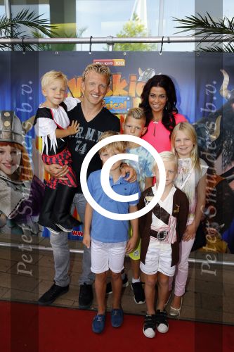Rotterdam 9 augustus 2015
Edwin Smulders Johnny de Mol en Tomas v d Broek tijdens opnames van het rtl programma Down met Johnny. We gingen naar de premiere naar Wickie de Viking in het nieuwe Luxor. Dirk Kuyt met vrouw Gertrude en hun kinderen