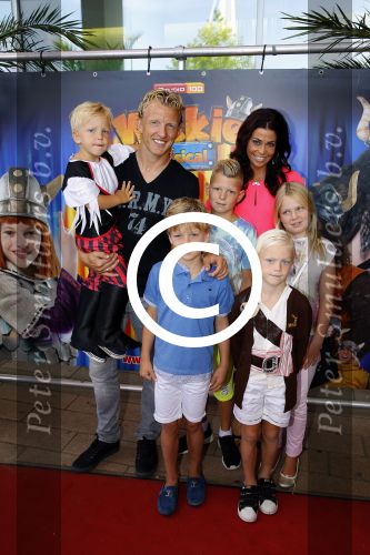 Rotterdam 9 augustus 2015
Edwin Smulders Johnny de Mol en Tomas v d Broek tijdens opnames van het rtl programma Down met Johnny. We gingen naar de premiere naar Wickie de Viking in het nieuwe Luxor. Dirk Kuyt met vrouw Gertrude en hun kinderen
