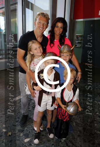 Rotterdam 9 augustus 2015
Edwin Smulders Johnny de Mol en Tomas v d Broek tijdens opnames van het rtl programma Down met Johnny. We gingen naar de premiere naar Wickie de Viking in het nieuwe Luxor. Dirk Kuyt met vrouw Gertrude en hun kinderen
