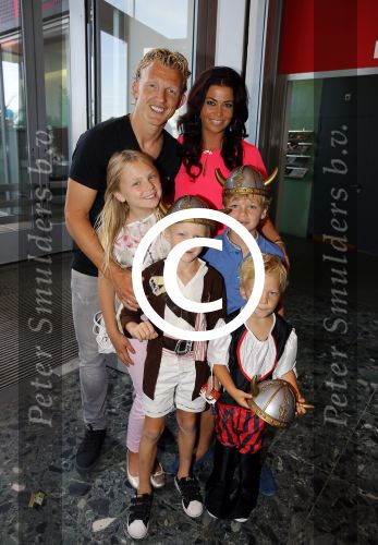 Rotterdam 9 augustus 2015
Edwin Smulders Johnny de Mol en Tomas v d Broek tijdens opnames van het rtl programma Down met Johnny. We gingen naar de premiere naar Wickie de Viking in het nieuwe Luxor. Dirk Kuyt met vrouw Gertrude en hun kinderen