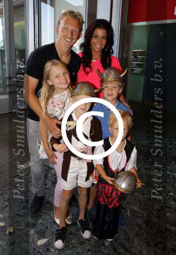 Rotterdam 9 augustus 2015
Edwin Smulders Johnny de Mol en Tomas v d Broek tijdens opnames van het rtl programma Down met Johnny. We gingen naar de premiere naar Wickie de Viking in het nieuwe Luxor. Dirk Kuyt met vrouw Gertrude en hun kinderen