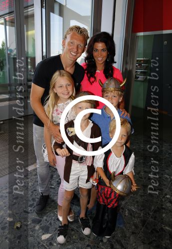 Rotterdam 9 augustus 2015
Edwin Smulders Johnny de Mol en Tomas v d Broek tijdens opnames van het rtl programma Down met Johnny. We gingen naar de premiere naar Wickie de Viking in het nieuwe Luxor. Dirk Kuyt met vrouw Gertrude en hun kinderen