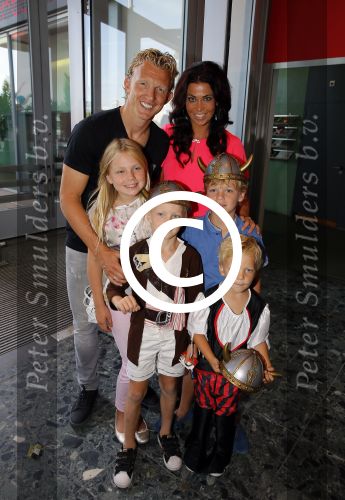 Rotterdam 9 augustus 2015
Edwin Smulders Johnny de Mol en Tomas v d Broek tijdens opnames van het rtl programma Down met Johnny. We gingen naar de premiere naar Wickie de Viking in het nieuwe Luxor. Dirk Kuyt met vrouw Gertrude en hun kinderen
