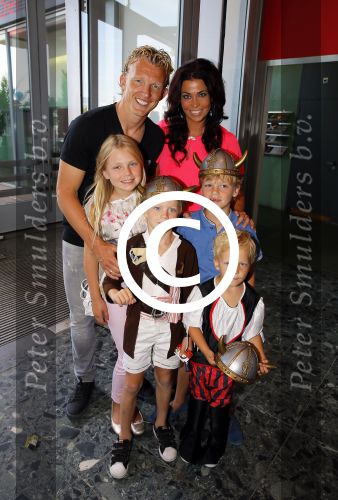 Rotterdam 9 augustus 2015
Edwin Smulders Johnny de Mol en Tomas v d Broek tijdens opnames van het rtl programma Down met Johnny. We gingen naar de premiere naar Wickie de Viking in het nieuwe Luxor. Dirk Kuyt met vrouw Gertrude en hun kinderen