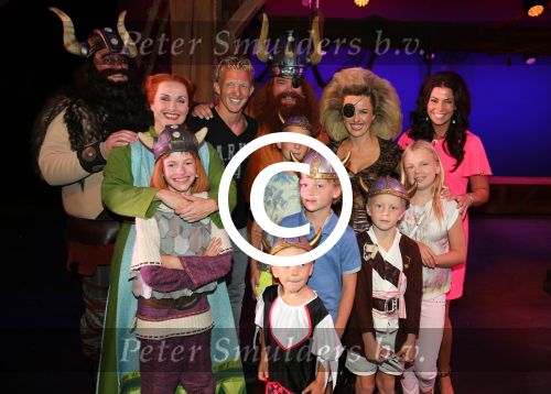 Rotterdam 9 augustus 2015
Edwin Smulders Johnny de Mol en Tomas v d Broek tijdens opnames van het rtl programma Down met Johnny. We gingen naar de premiere naar Wickie de Viking in het nieuwe Luxor. de cast Josje Huisman (Elza Eenoog/ Clodovea)
Remi de Smet (Wickie) 
Marleen van der Loo (Ilva) 
James Cooke (Tjurre) 
Steve Beirnaert (Snorre)
Jeroen Phaff (Vreselijke Sven)
Simon Zwiers (Halvar)
Menno KÃ¶hler (Faxe)
Joris Gootjes (Gorm)
Bas Timmers (Urobe)
Martine de Jager  (Greta)
Christophe Degelin (Piraat)
Remy Vetter (Piraat)
Dirk Kuyt met vrouw en kinderen