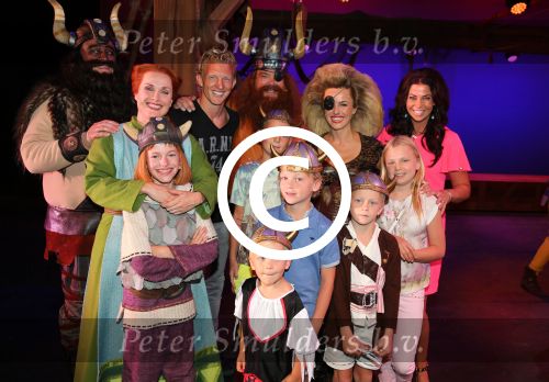 Rotterdam 9 augustus 2015
Edwin Smulders Johnny de Mol en Tomas v d Broek tijdens opnames van het rtl programma Down met Johnny. We gingen naar de premiere naar Wickie de Viking in het nieuwe Luxor. de cast Josje Huisman (Elza Eenoog/ Clodovea)
Remi de Smet (Wickie) 
Marleen van der Loo (Ilva) 
James Cooke (Tjurre) 
Steve Beirnaert (Snorre)
Jeroen Phaff (Vreselijke Sven)
Simon Zwiers (Halvar)
Menno KÃ¶hler (Faxe)
Joris Gootjes (Gorm)
Bas Timmers (Urobe)
Martine de Jager  (Greta)
Christophe Degelin (Piraat)
Remy Vetter (Piraat)
Dirk Kuyt met vrouw en kinderen